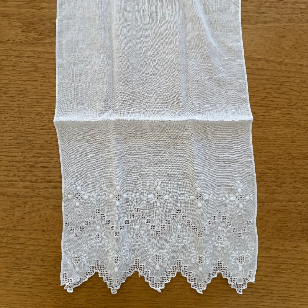 VINTAGE EMBROIDERED HAND TOWELS